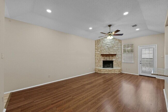 Foto del edificio - 6501 Brush Country Rd