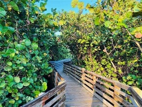 Building Photo - 411 NE Plantation Rd