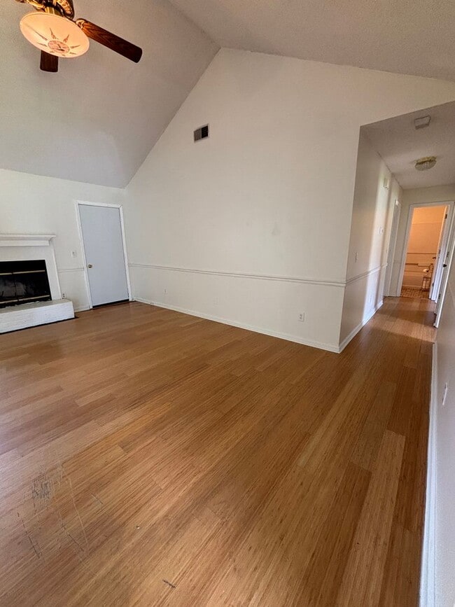 Foto del edificio - FOR RENT
