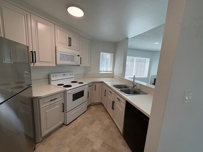 Building Photo - 7405 Charmant Dr