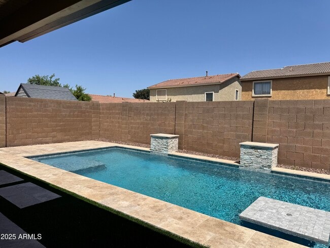Foto del edificio - 45008 Miramar Rd