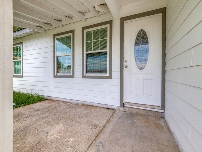 Building Photo - 411 Gober St