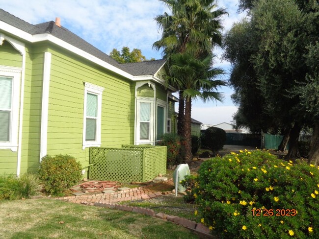 Foto del edificio - 1120 N 1st Street (FOR RENT)