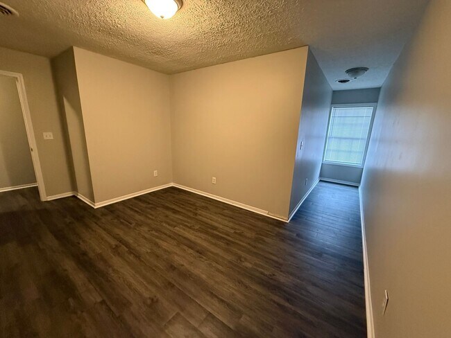Building Photo - Cozy 2 Bedroom Garden Apartment