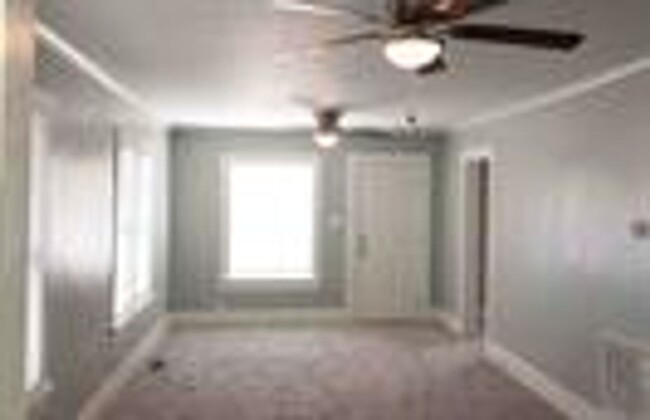 Building Photo - Very cute 2 bedroom 1 bath across the stre...