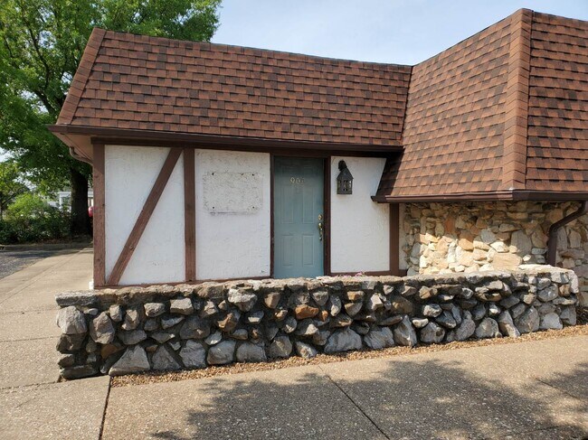 Building Photo - 900 S Hebron Ave