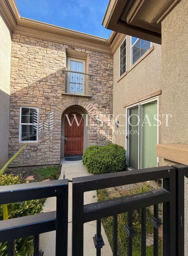 Foto del edificio - Spacious 5-Bedroom Luxury Home with 5.25 Baths in Temecula – Over 4,300 Sq Ft