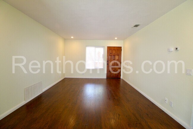 Building Photo - 10944 Salinas Way