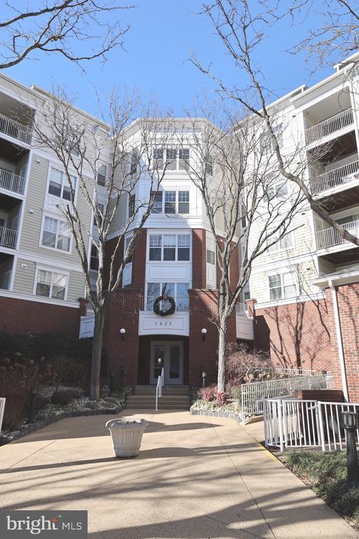 Building Photo - 1625 International Dr