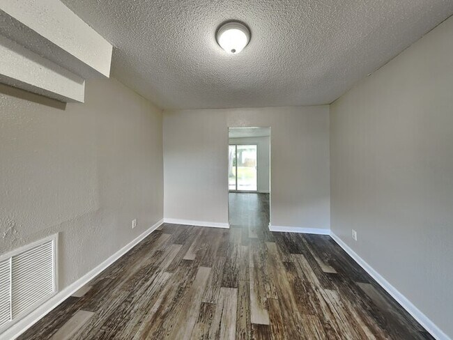 Foto del edificio - 8081 45th St N