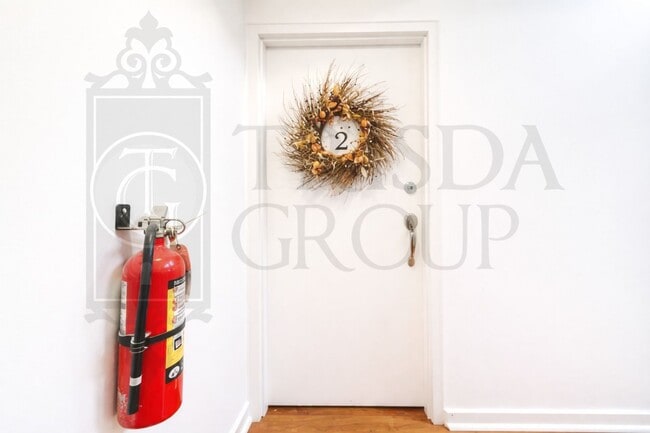 Foto del edificio - Avail June 1st! Renovated Crafton 2BR Apt, A/C, Private laundry/storage, Parking, Pets OK!
