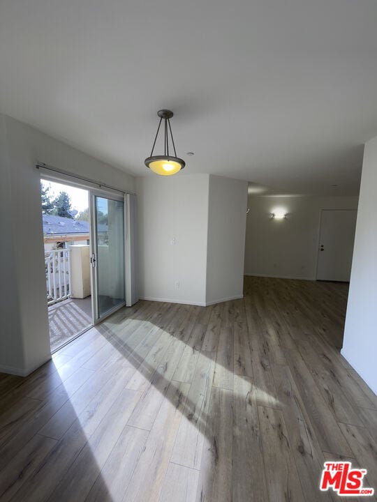 Foto principal - 15939 Victory Blvd