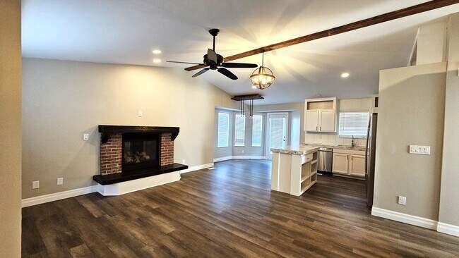 Foto del edificio - Beautiful Three Bedroom, Three Bathroom