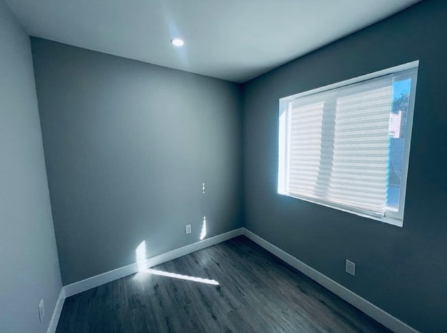 Building Photo - 2437 Cochran Ave