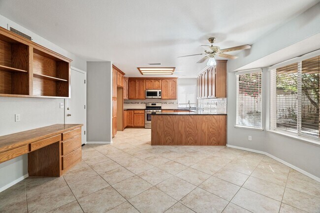 Building Photo - Spacious home in Northeast Fresno location...