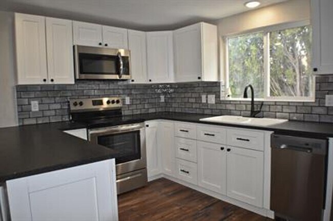 Foto del edificio - Beautiful 4 bed/2 bath available after 6/1...