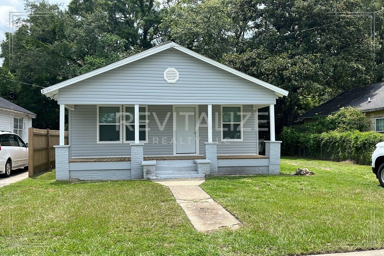 Primary Photo - Beautiful Renovated 3 Bedroom/2 Bathroom H...