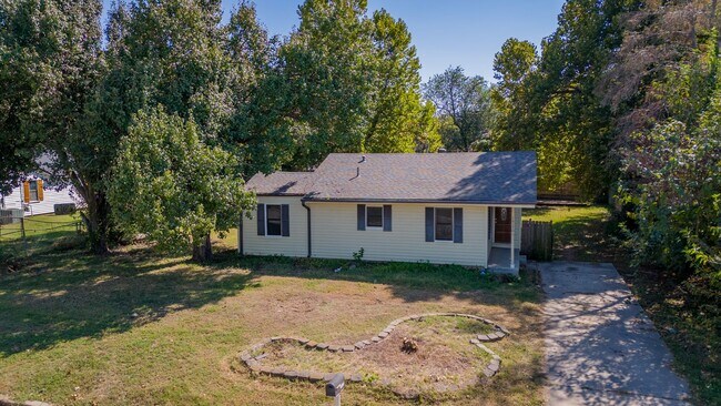 Building Photo - Charming 2-Bedroom Home with Fresh Updates...