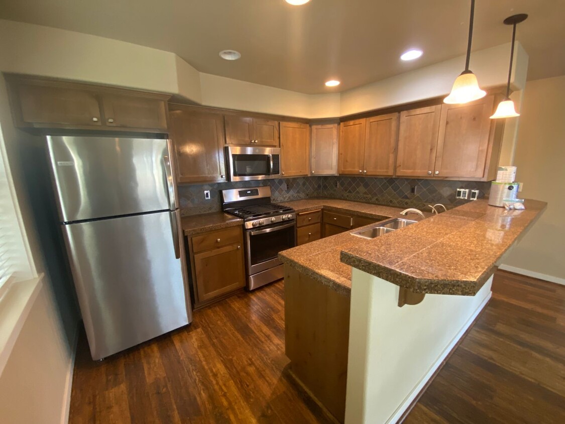 Primary Photo - Lovely End Unit 3 Bedroom Townhome in Redm...