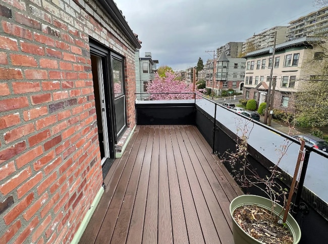 Photo - 421 Summit Ave E House