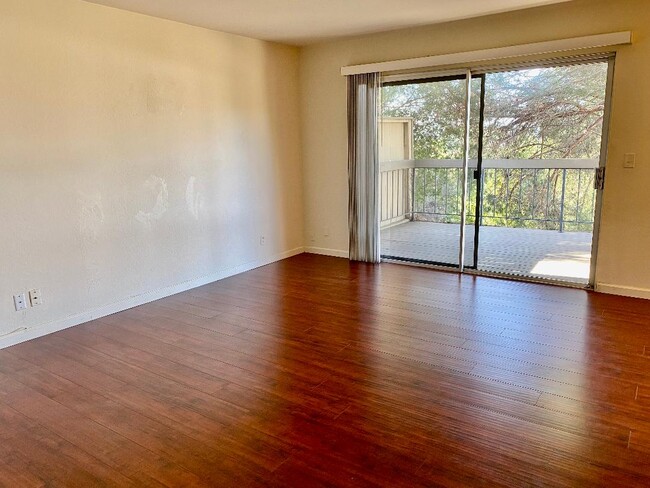 Living room with access to balcony/deck - 5314 Ridgeview Cir