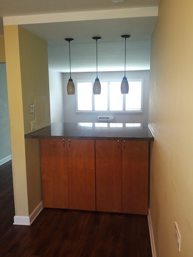 Kitchen Bar - 954 Shermer Rd