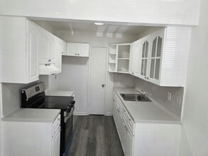 Building Photo - 401 SW 13th Pl