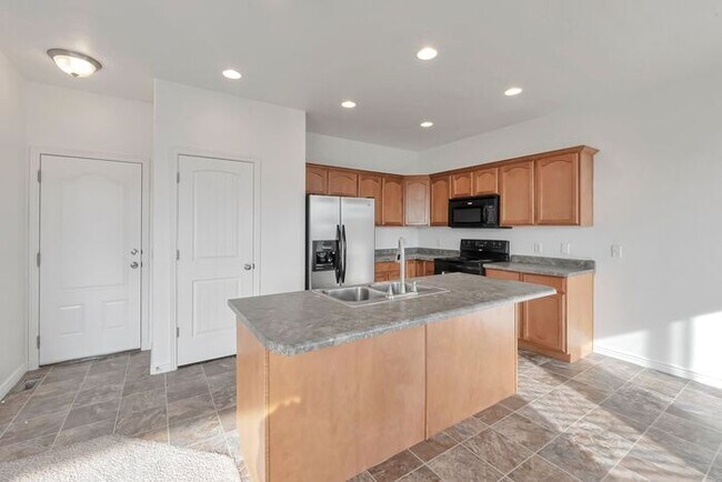 Foto del edificio - Bright Townhouse in Saratoga Springs w attached 2 car garage