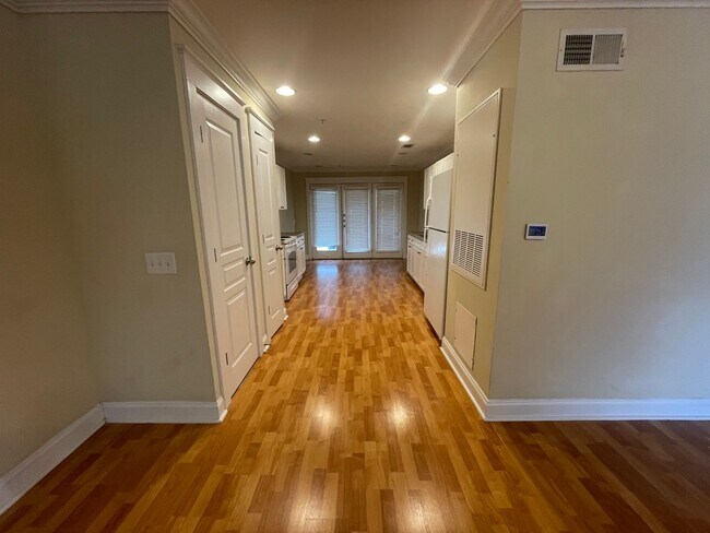 Foto del edificio - AUGUST PRE-LEASE Spacious 3 Bedroom 3 Bath...