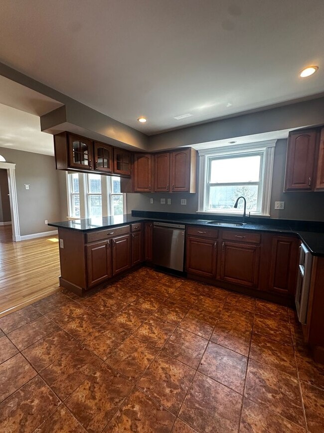 Building Photo - Spacious 3 Bed 2 Bath Apartment With Garage Parking!