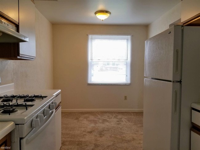 Building Photo - 2 br, 1 bath Townhome - 705 Hemlock Square