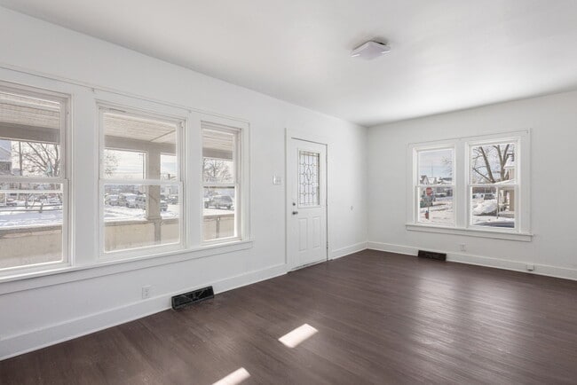 Building Photo - 302 E Grove St