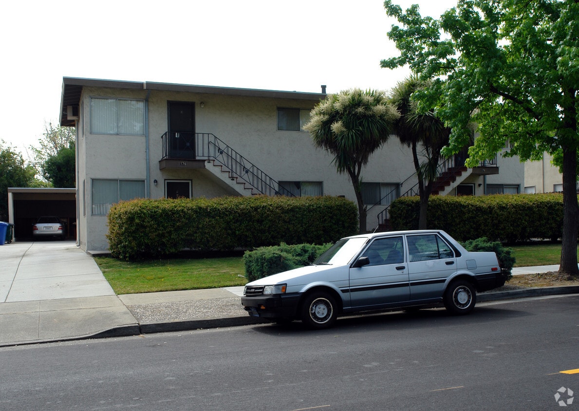 Building Photo - 176 Carlton Ave