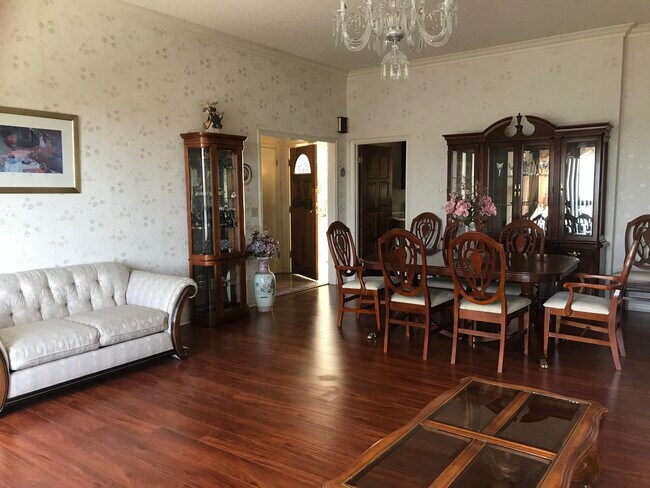 Sala de estar y mesa de comedor - 22913 Gershwin Dr