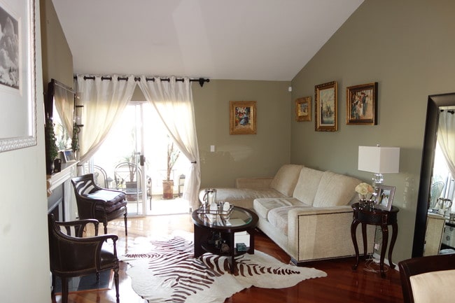 Living room with fireplace - Large Condo close to the beach