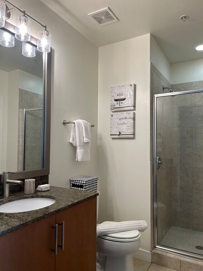 Foto del edificio - 300 S Church St