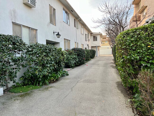 Building Photo - 4313 Cedros Ave