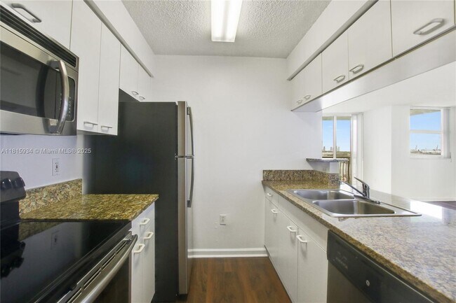 Building Photo - 1756 N Bayshore Dr