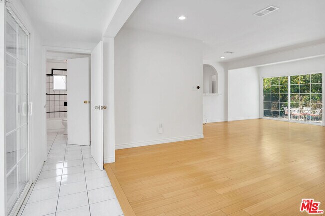 Foto del edificio - 8333 Glencrest Dr