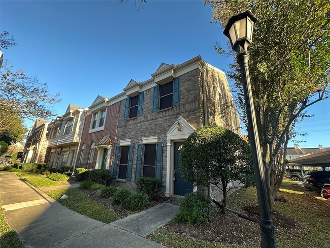 Foto del edificio - 2910 Grants Lake Blvd