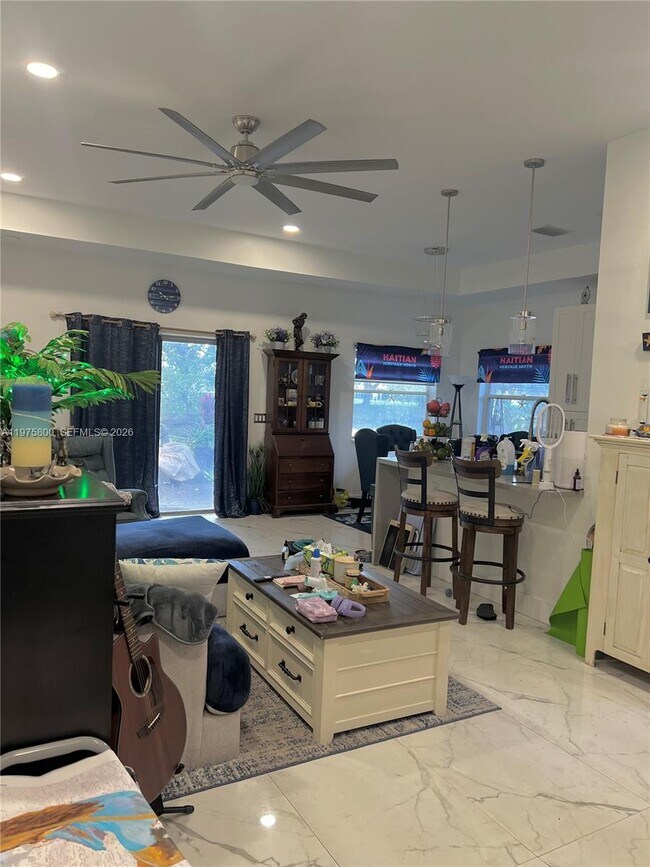 Foto del edificio - 8320 SW 12th St