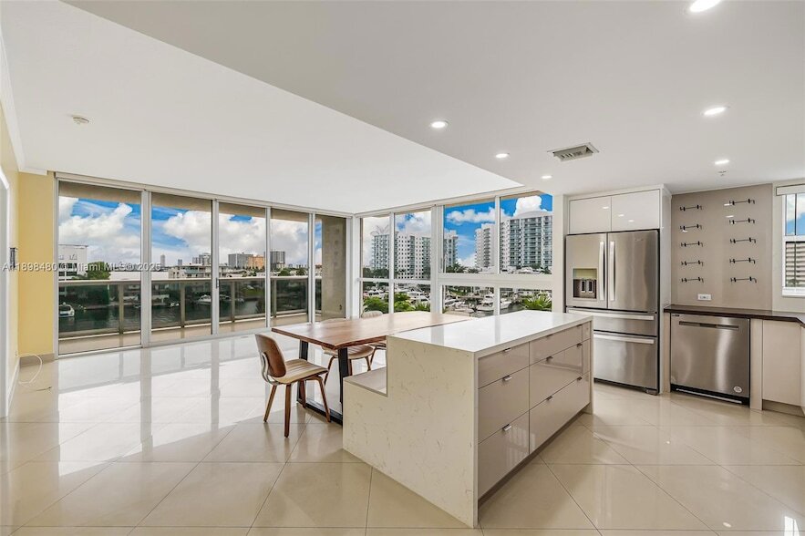 Foto principal - 7929 West Dr