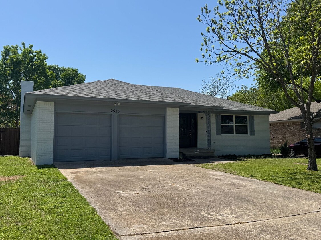 Foto principal - Move in Ready - 3 bedroom 2 bath 2 car garage