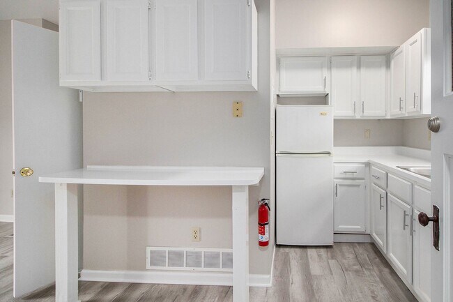 Foto del edificio - $849 Chic & Renovated 1BR with Style- Ask about our security deposit alternative!