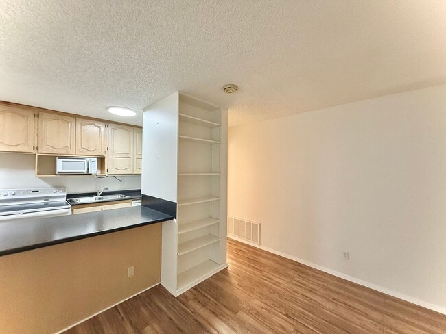 Building Photo - 1 Bedroom Apartment Available Now