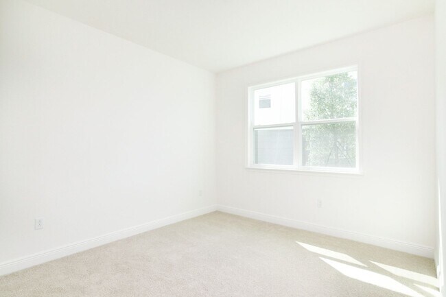 Building Photo - Elegant 3 Bed/2 Bath Townhome For Rent in ...