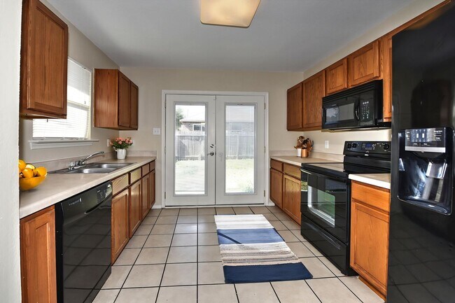 Foto del edificio - GREAT LOCATION: 1604 & SHAENFIELD | 3 BEDS | 2 BATHS | MOVE IN READY