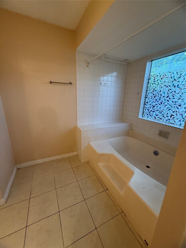 Building Photo - 4027 Summit Valley Dr