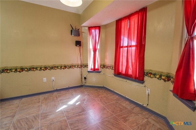 Building Photo - 203 Appaloosa Dr