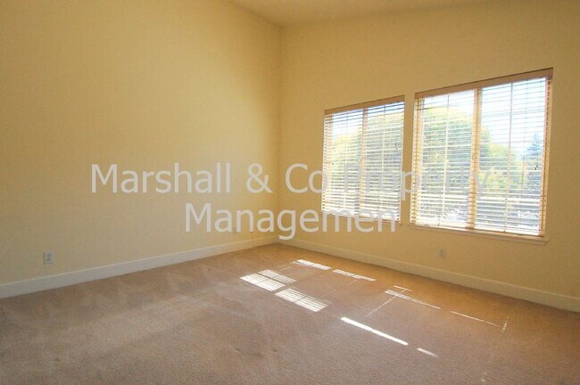Building Photo - QUIET 1BR/1BA END UNIT IN FOURPLEX,  VAULT...